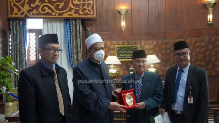 Sebarkan Wasathiyah Islam di Indonesia, Grand Syaikh Permudah Pesantren Muadalah Belajar di Azhar